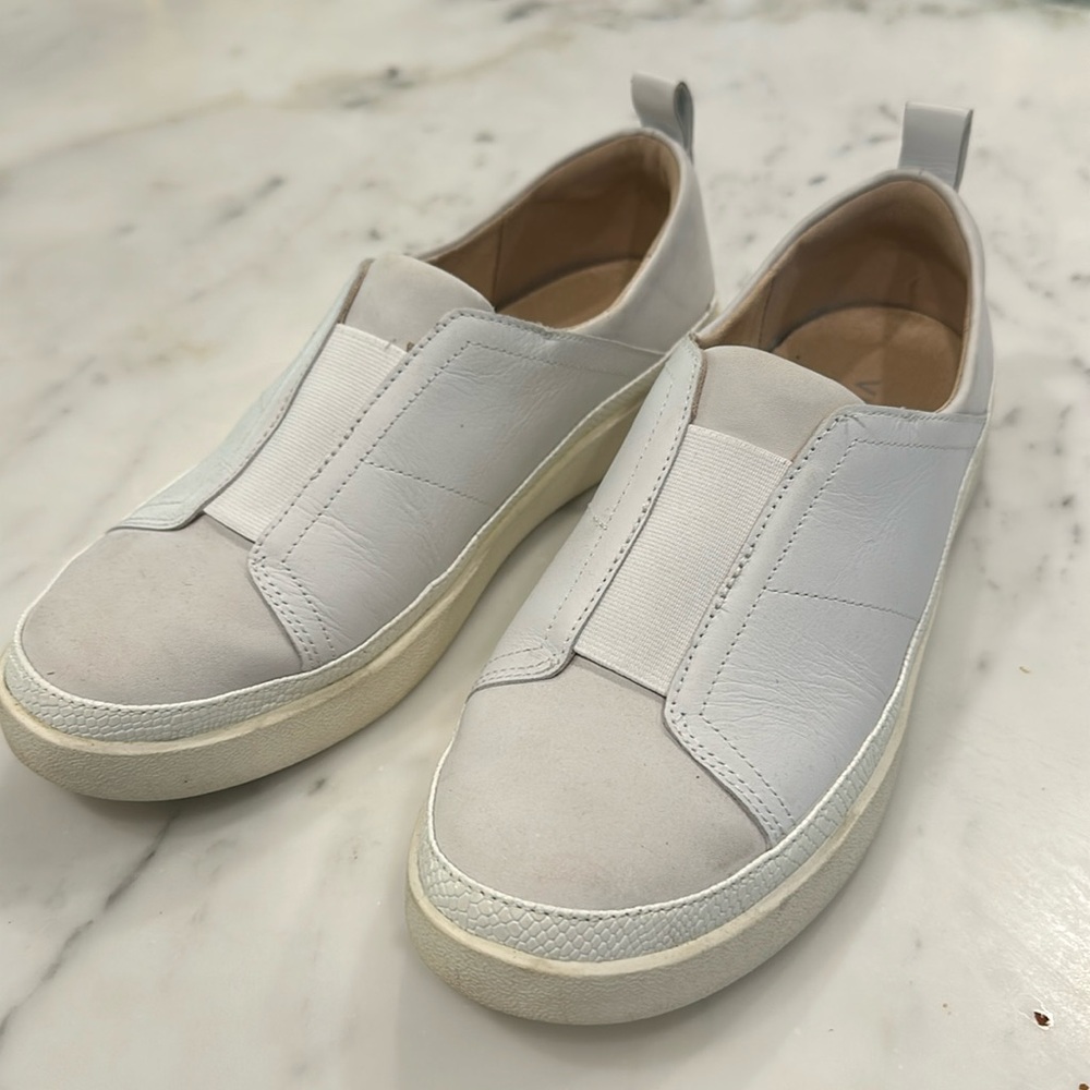 Vionic white shoes